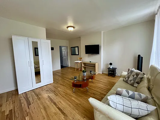 Rented by Glass Haus Realty | media 7