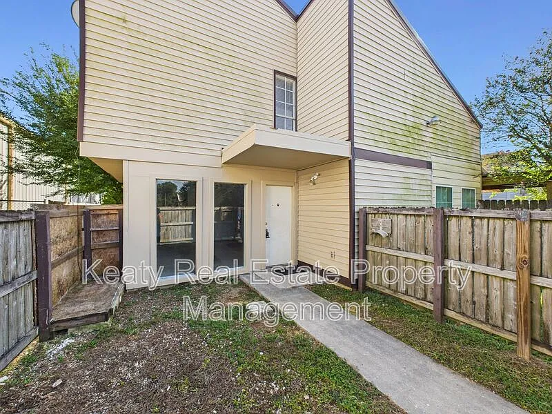 201-1 Fox Run Ave