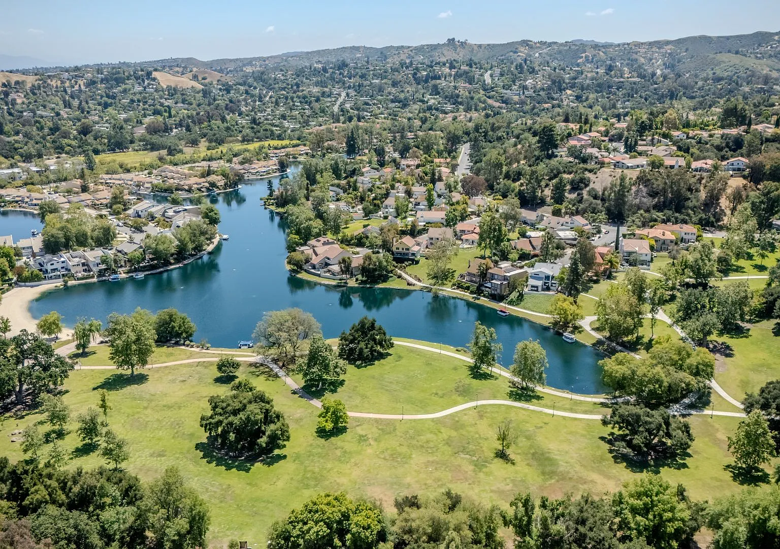 Luxury waterfront living in Calabasas — Photo 2