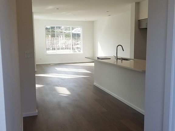 5th image of 1018 NW Highgarden Dr