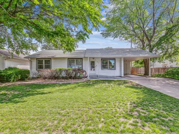 803 W Clark Ave, Augusta, KS 67010