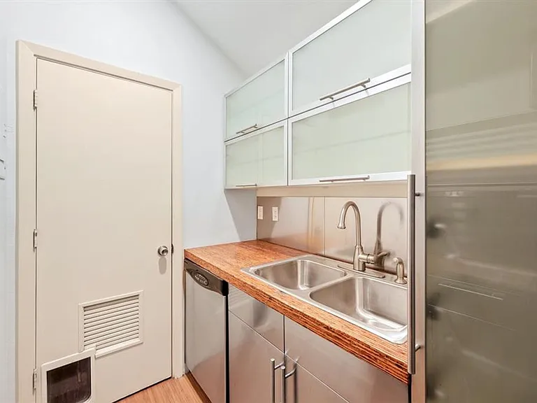 1110 W 22nd St #8 — Photo 5