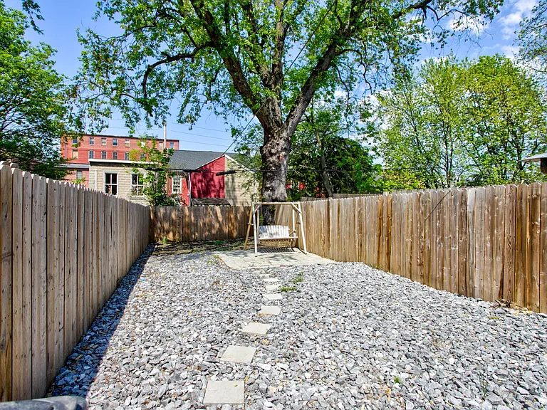 329 E Chestnut St #1 — Photo 3