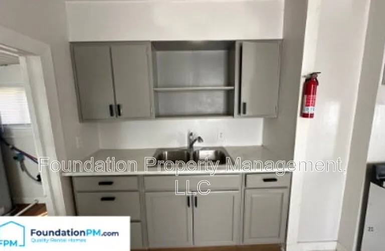 2569 Henderson St — Photo 3