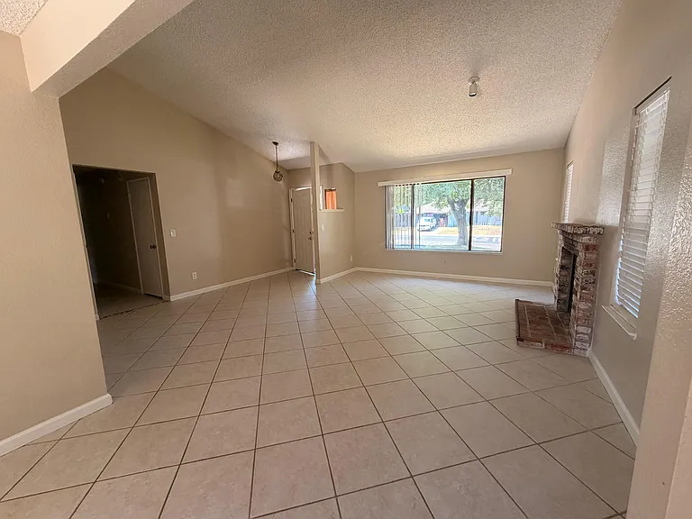 619 Willow Creek Dr — Photo 9