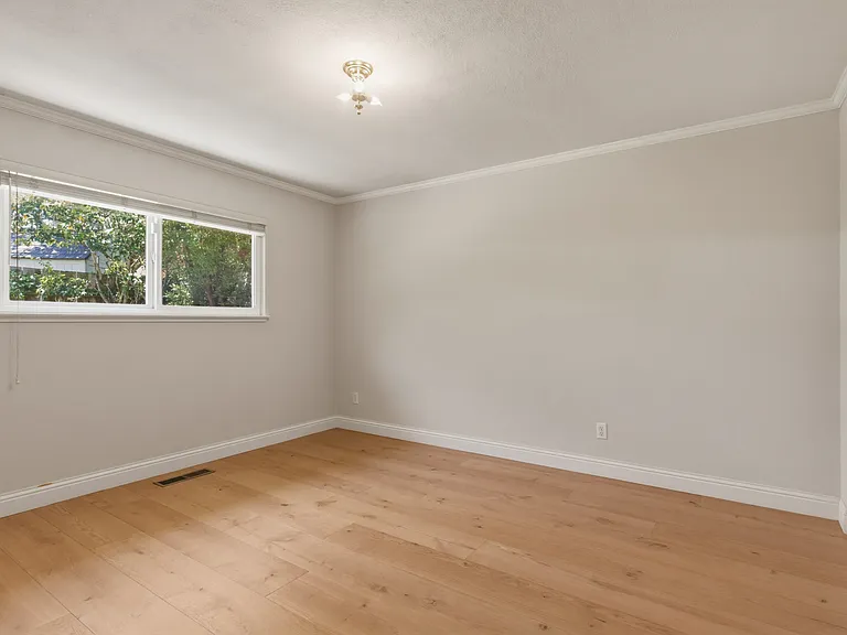 657 Spazier Ave — Photo 18