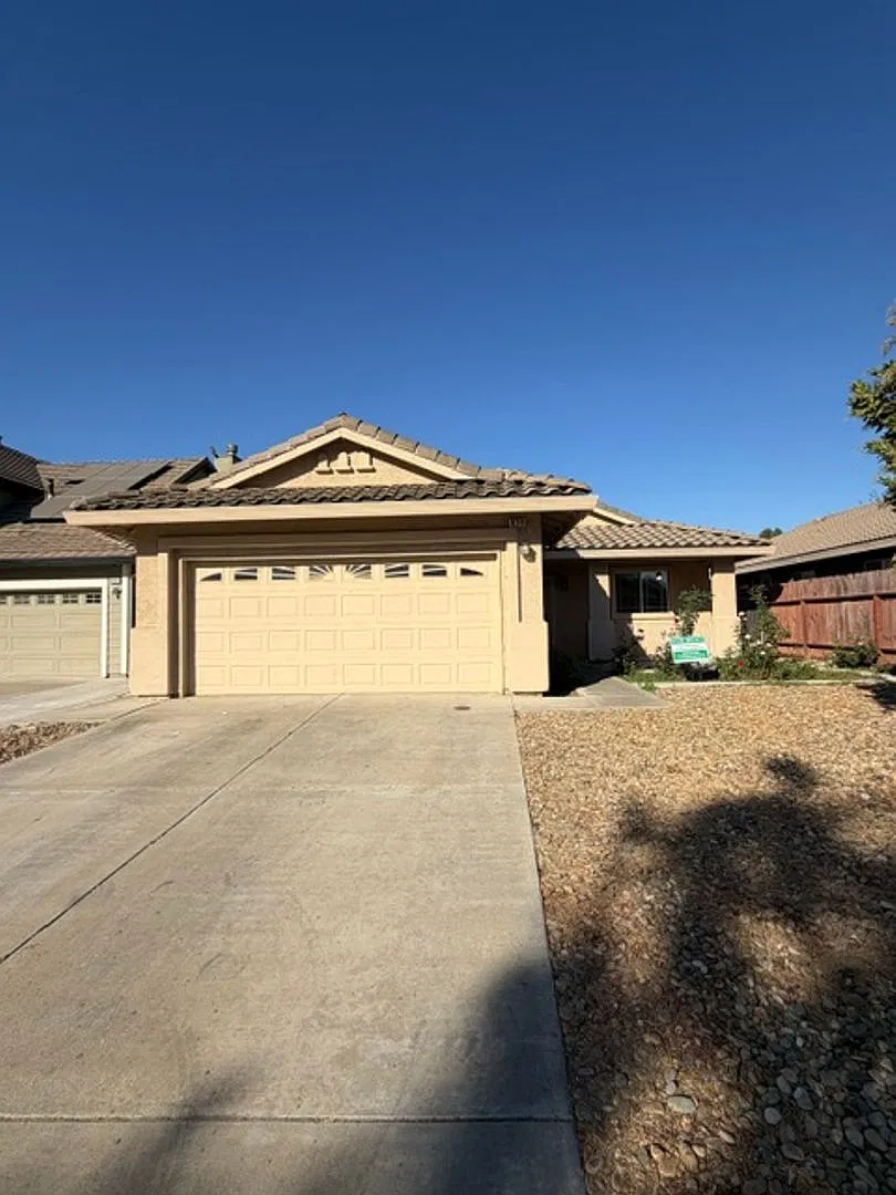 Move in Special - Sycamore Ranch 3 bedroom home — Photo 1