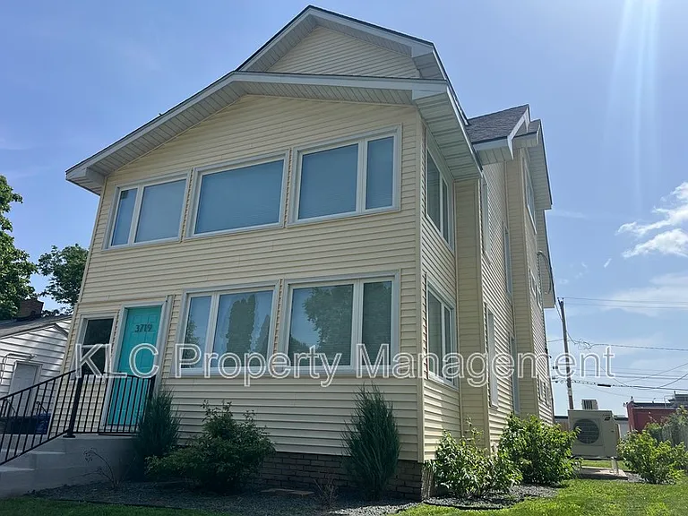 3719 3rd St #1 — Photo 2