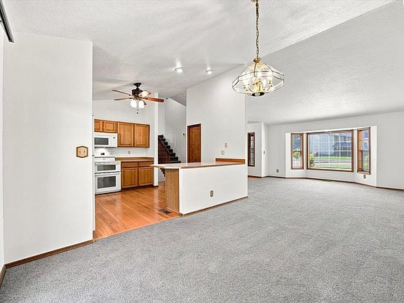 3rd image of 2738 Willowbrook Ave