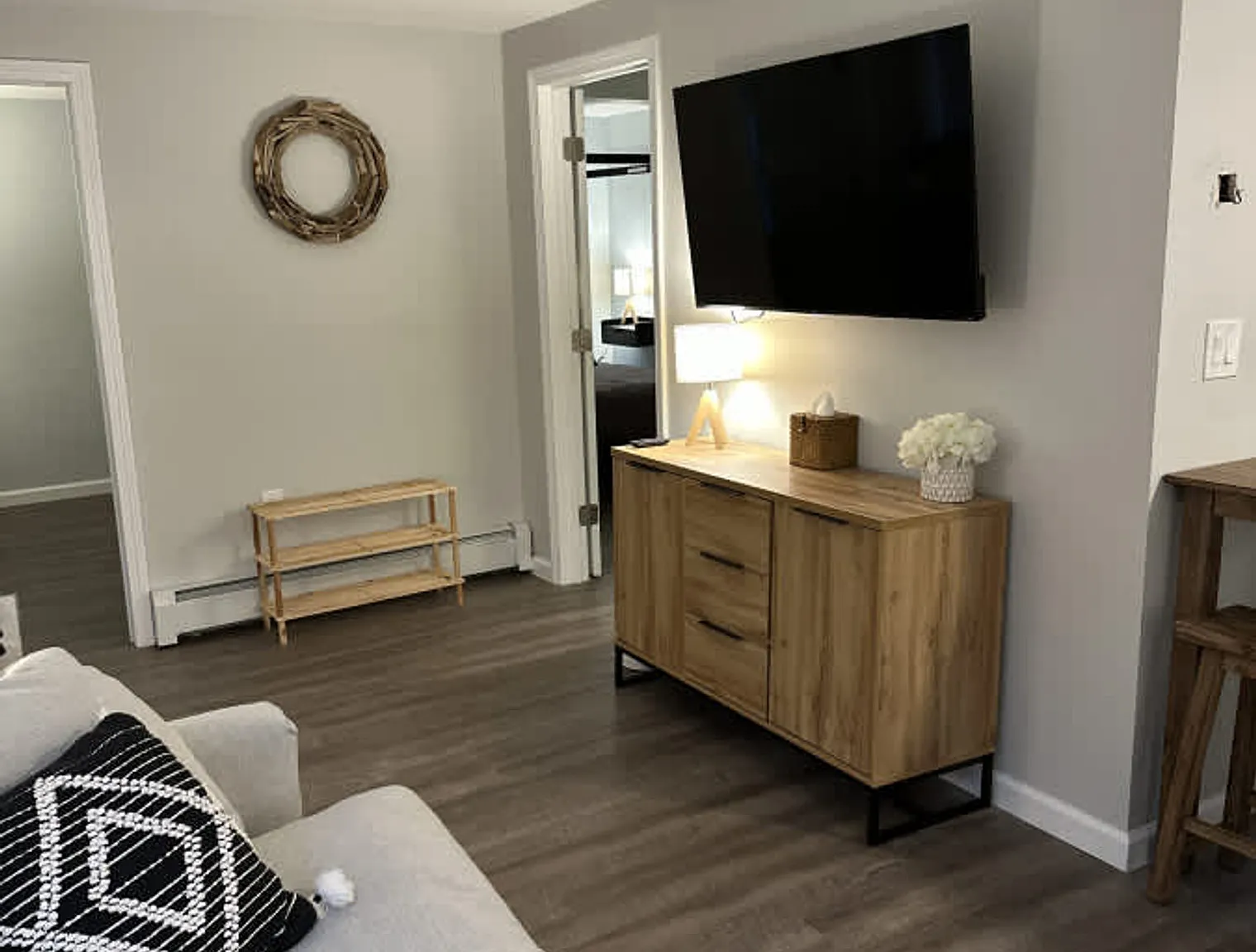 2 bed, 1.0 bath, 839 sqft, $4,811 — Photo 3