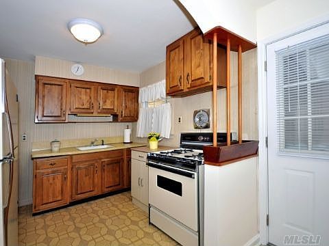 5th image of 125 Arlington St