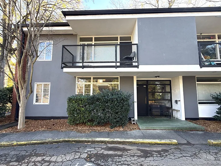 A0432-Kirkland Apts — Photo 1