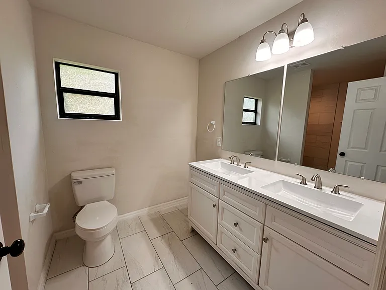 913 NE 13th Ave — Photo 14