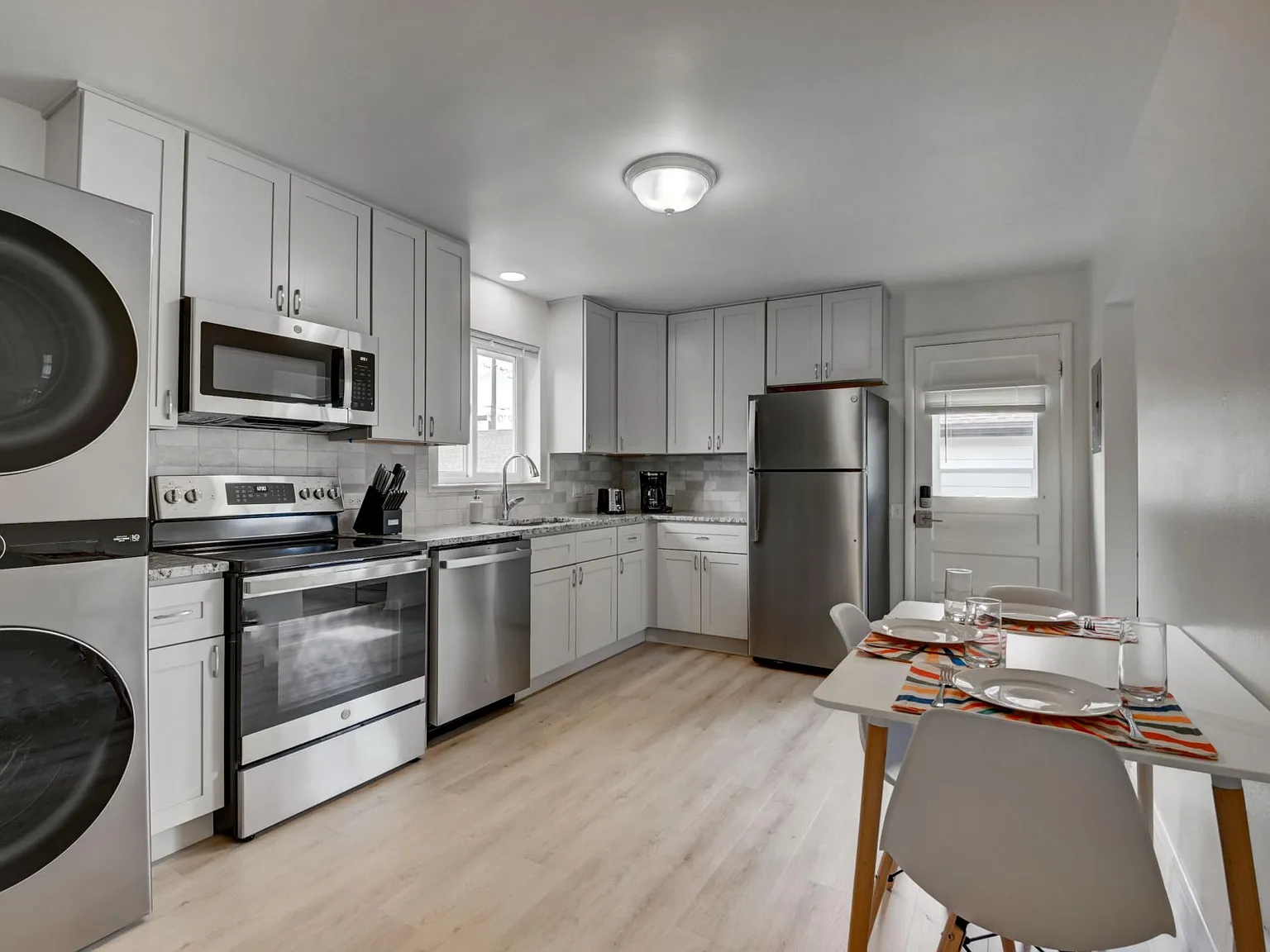 2 bed, 900 sqft, $2,400 — Photo 1