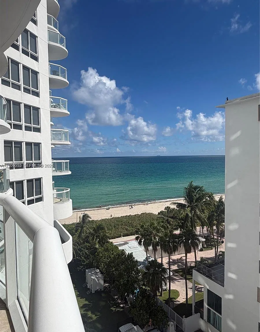Akoya Condo — Photo 1