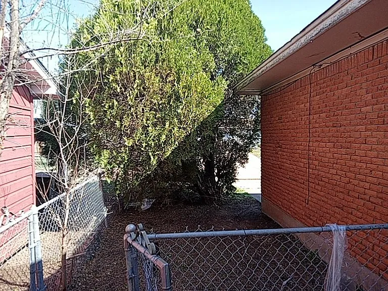 4322 NW Hoover Ave — Photo 3