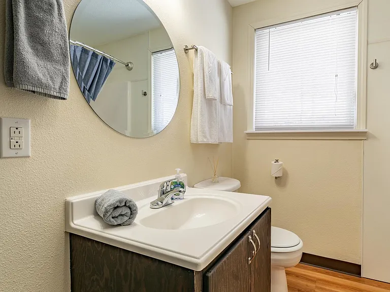 Bright, clean full bath