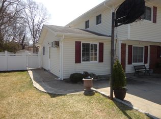 8 Walter St, Holbrook, NY 11741