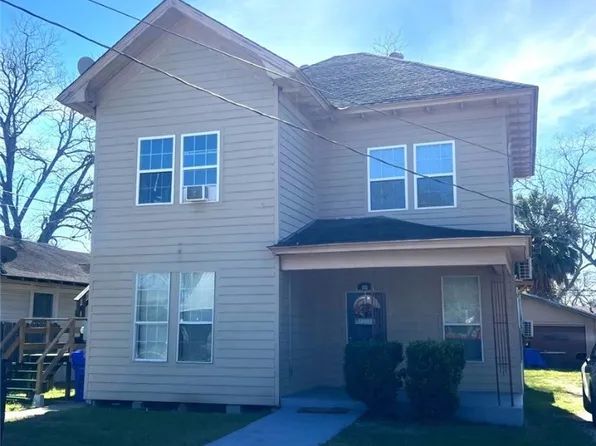 404 Nelson St, Yoakum, TX 77995