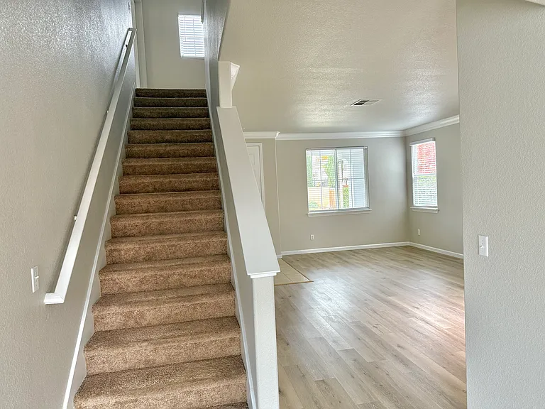 405 Darragh Ct — Photo 5