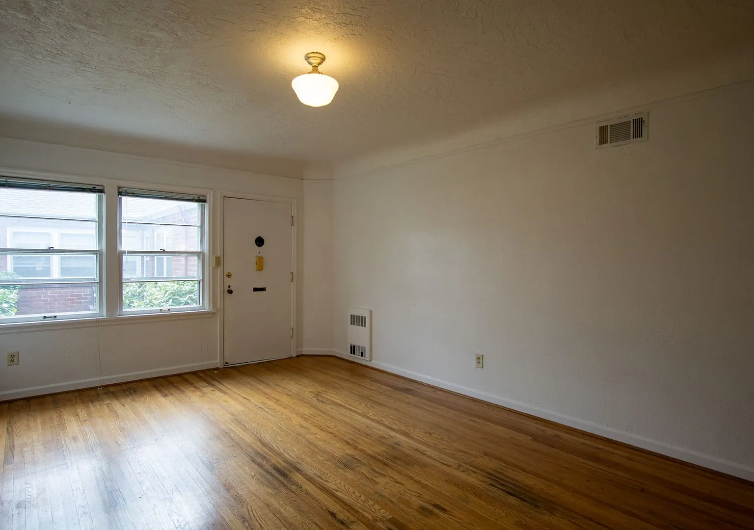 Fabulous Courtyard 1-Bedroom Right Off Alberta! — Photo 3