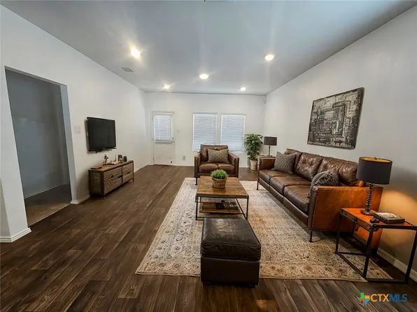 916 Armadillo Dr, Seguin, TX 78155