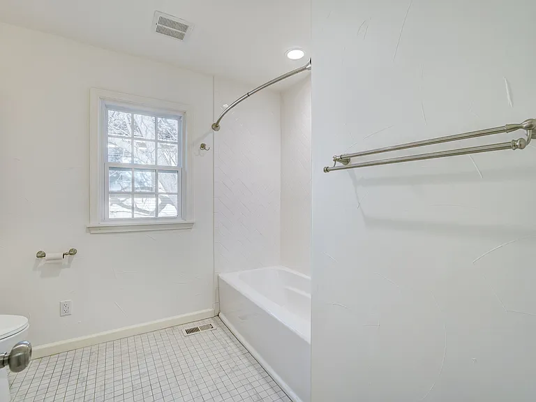 1108 Marlboro Ln — Photo 8
