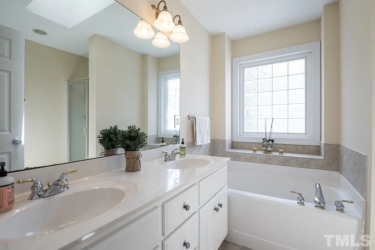 4 bed, 3.5 bath, 2949 sqft, $3,400 — Photo 4