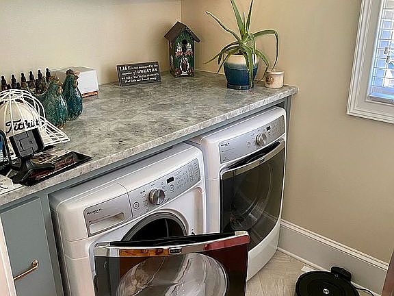 5th image of 1010 Oaklake Cir