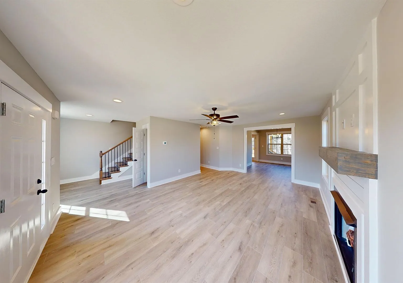 Beautifully Upgraded Home with Large Eat-In Kitchen And Spacious Primary Suite — Photo 4