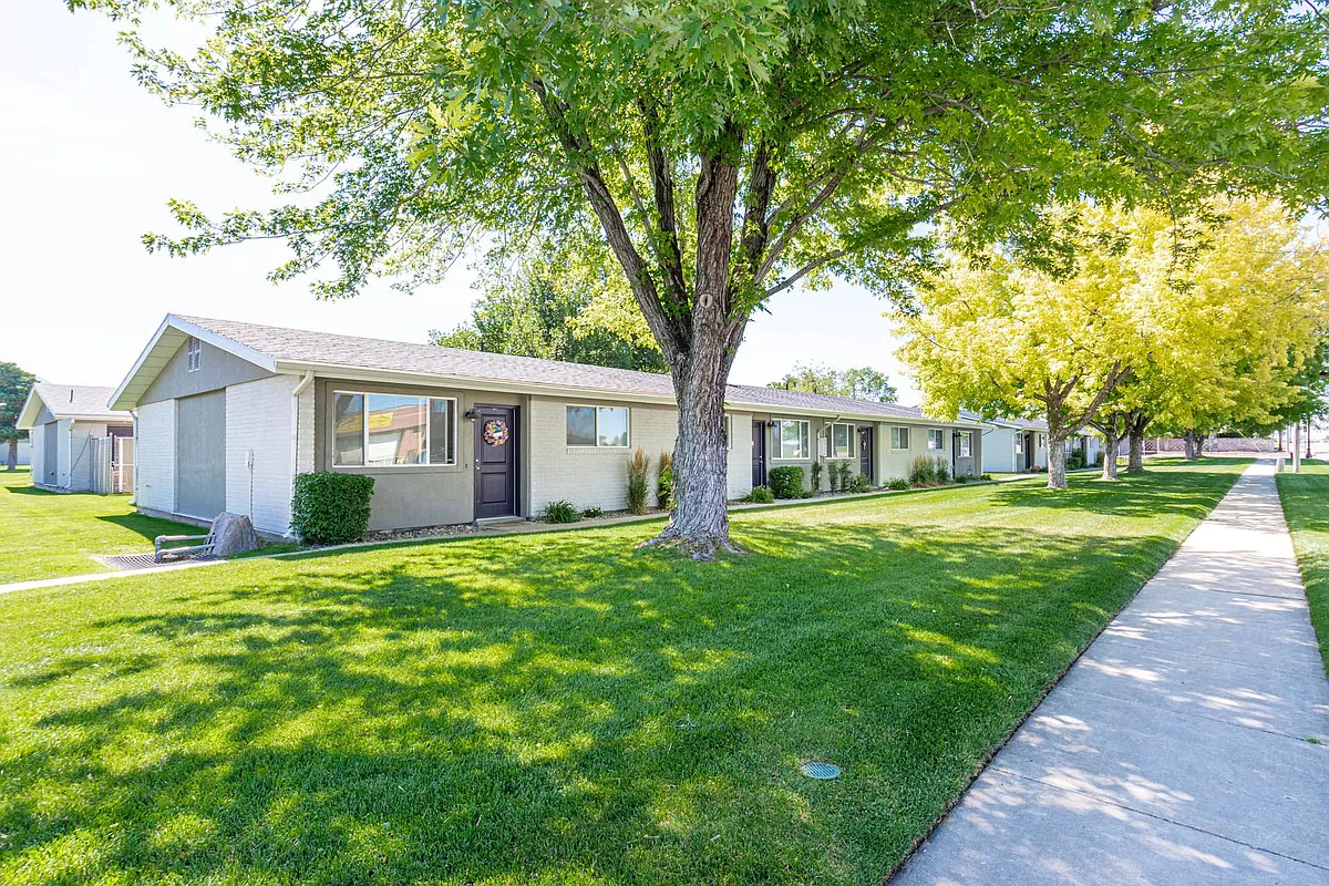 Photo 1 of 20 - Cadence Apartment Homes - Roy, UT Primary Photo - Cadence Apartment Homes