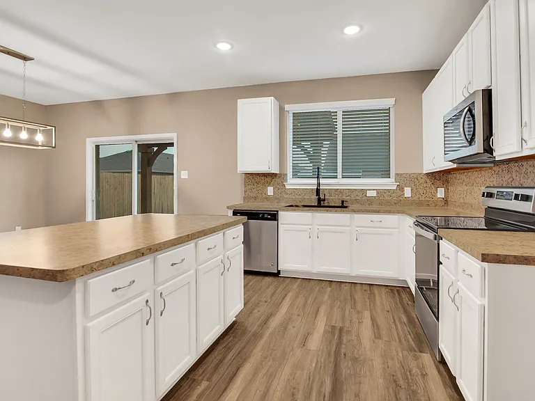 1021 Waverly Dr — Photo 8