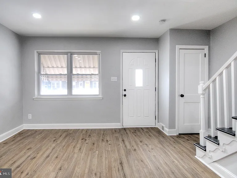 1327 Jackson St — Photo 8