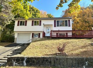 35 Fleetwood Dr, Danbury, CT 06810