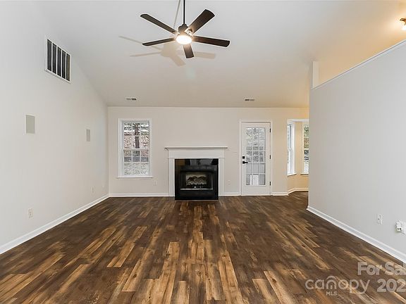 4th image of 124 Autumn Woods Blvd