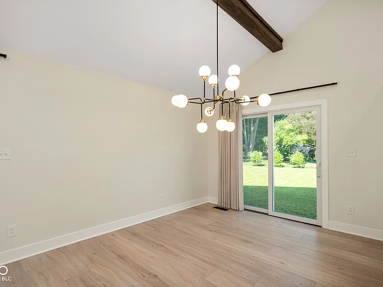 910 Williamsburg Ln — Photo 8
