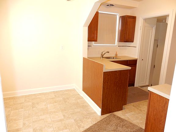 3rd image of 23043 Oakwood Ave