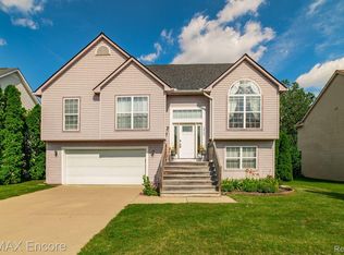 2840 Creekside Ct, Waterford, MI 48329