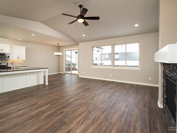 4th image of 1064 Op172 Ne Henry Dr