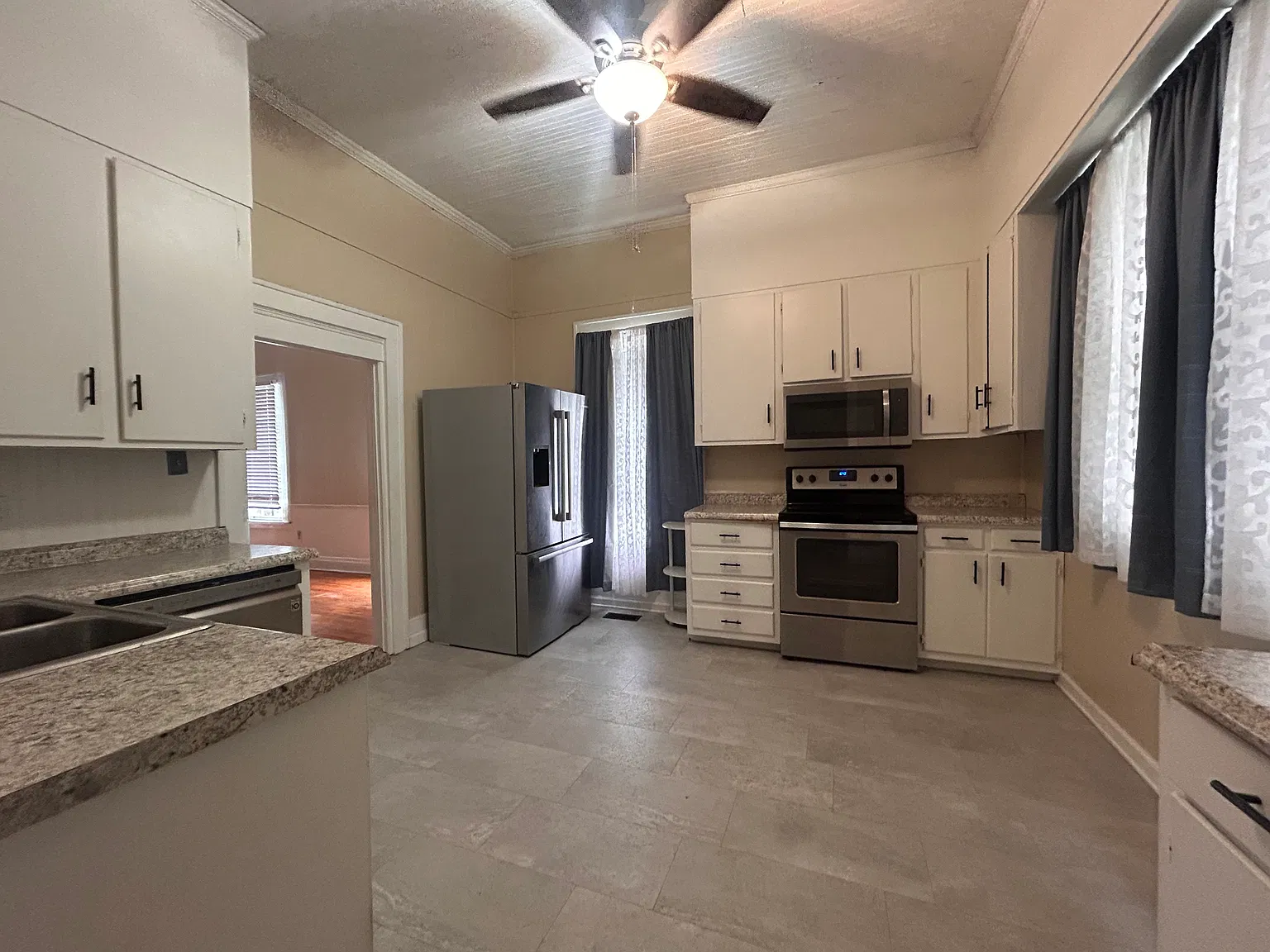3 bed, 2593 sqft, $1,600 — Photo 3