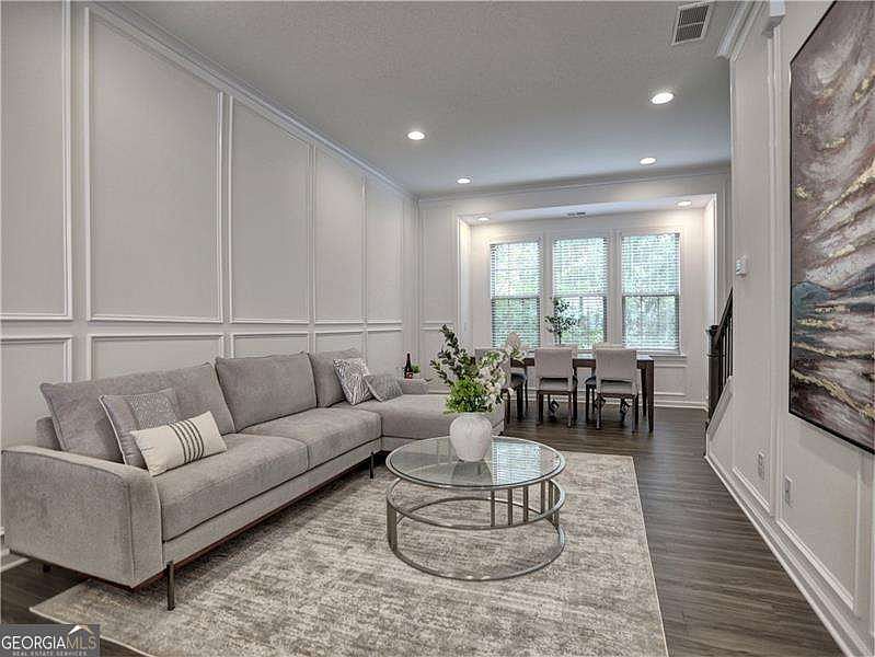 1st image of 547 Broadview Pl NE