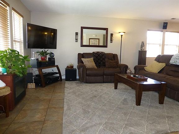 3rd image of 1402 Honeylocust Ave