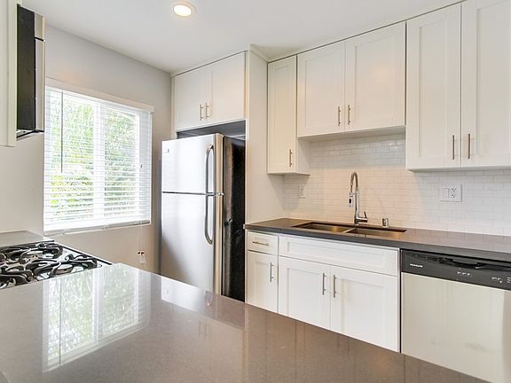 3rd image of 806 N Sycamore Ave APT 5