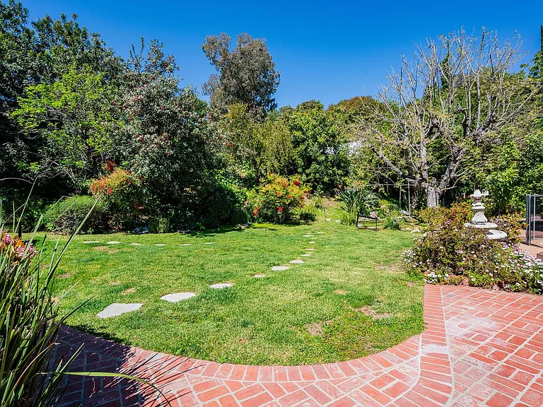 4415 Conchita Way — Photo 32