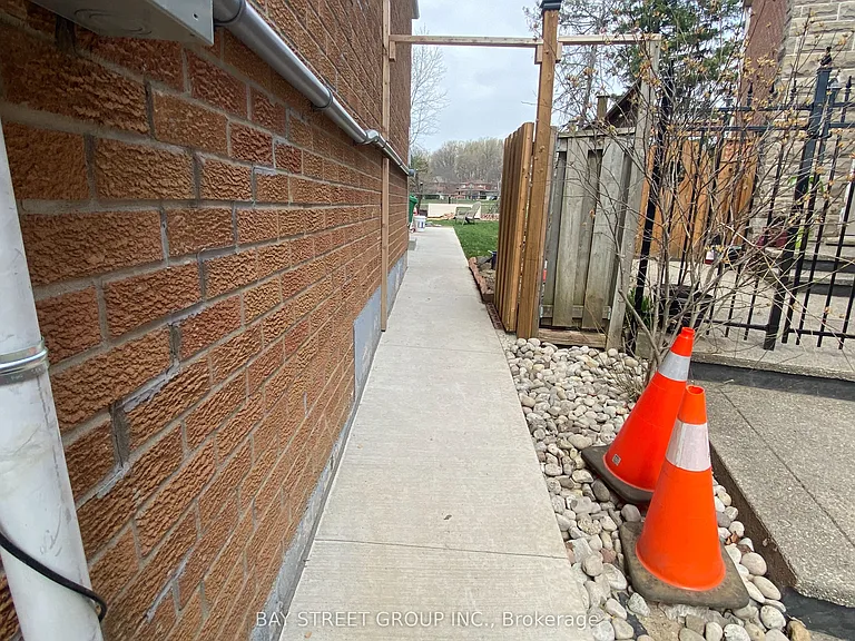 8 Kerwood Pl — Photo 17