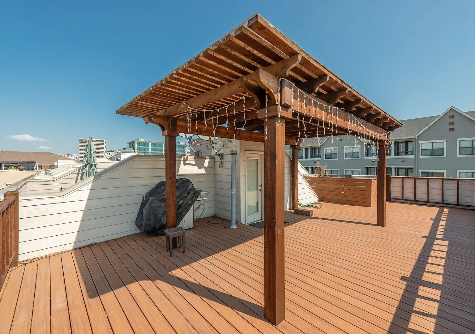 Upscale Two Bedroom Townhouse with Roof Deck and Downtown View in State Streets Neighborhood. — Photo 3