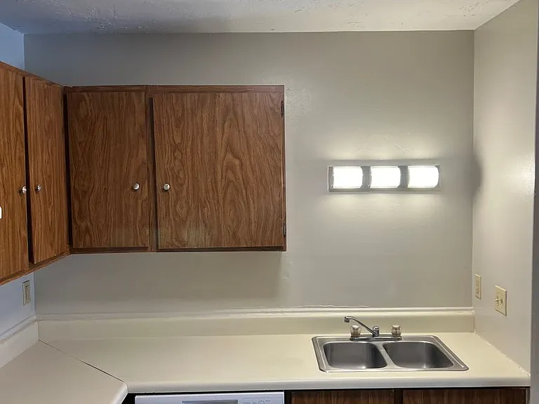 134 N Meyers Dr — Photo 5