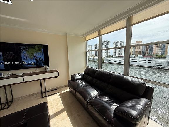 2nd image of 1000 Parkview Dr APT 720