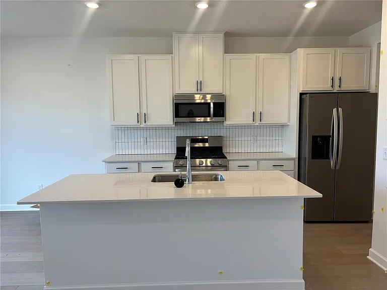 1075 Anmeadle Row — Photo 3