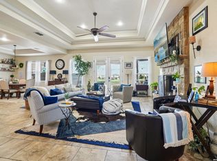 137 FAIRWAY DR, Floresville, TX 78114